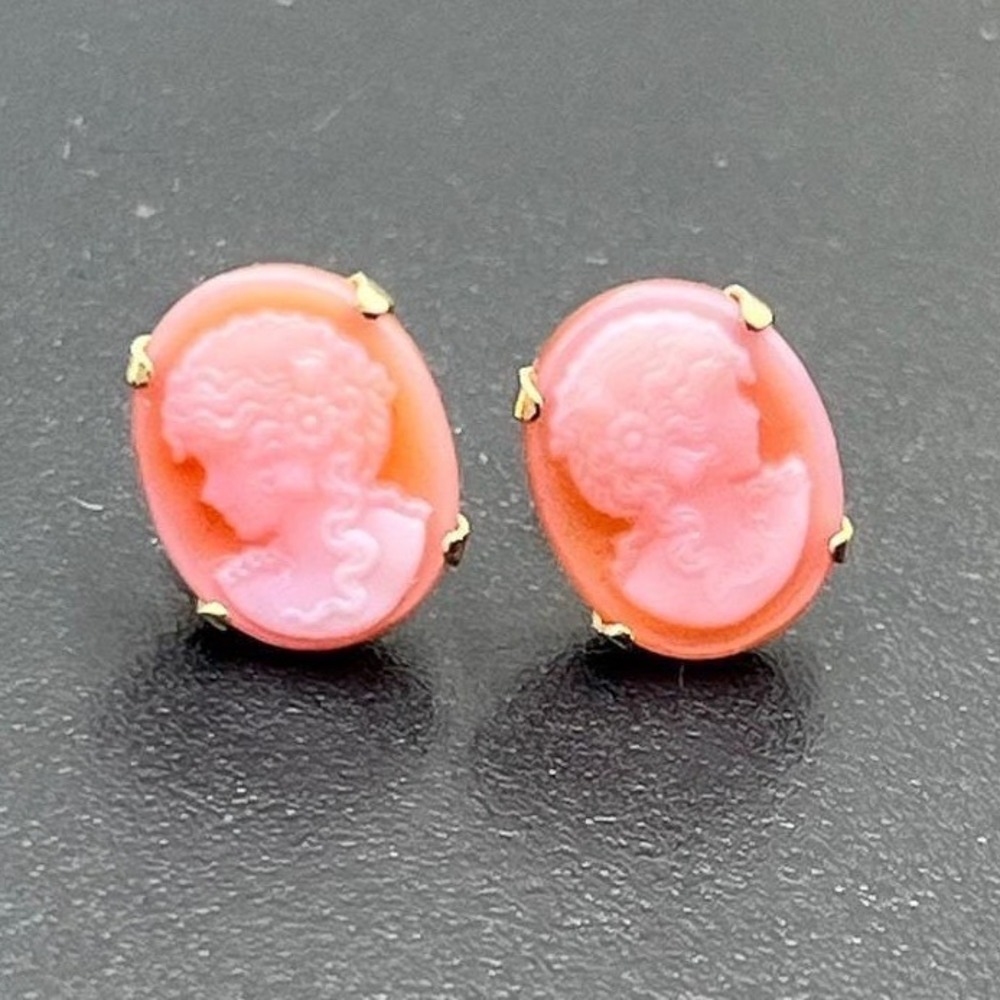 Vintage 14k Yellow Gold Carved‎ Oval Coral or Shell Cameo Stud Post Earrings
